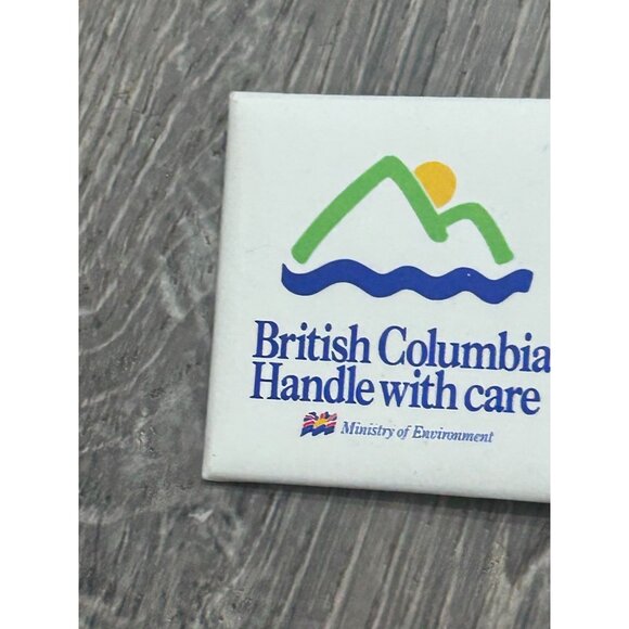 Vintage British Columbia Handle with care Ministry of Environment Pinback Lebel - Picture 5 of 9